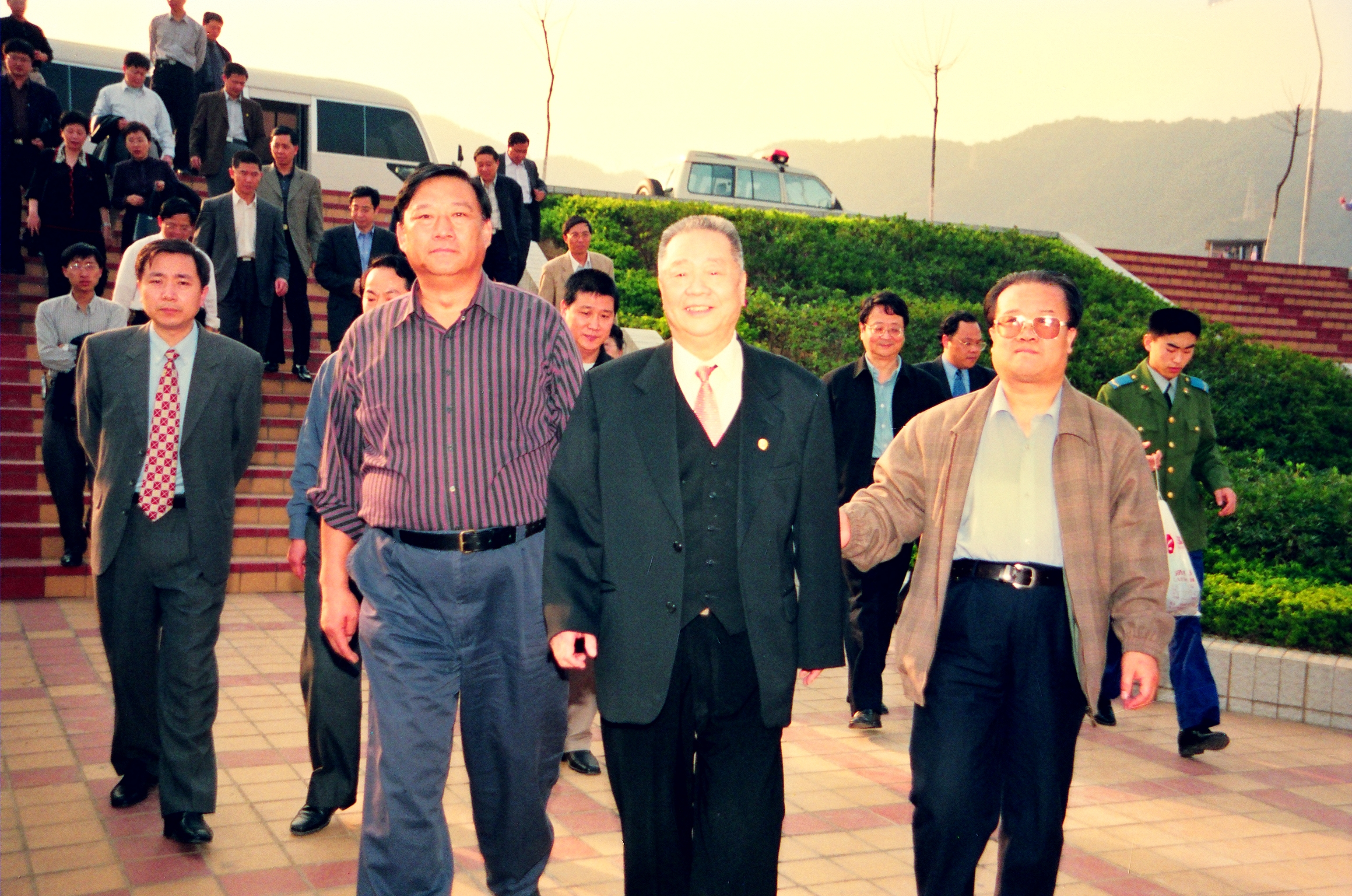 配图2　2001年2月23日，83岁的沙县籍老将军张廷发（中）在国家旅游局局长何光炜（左一）和省市领导的陪同下到三明沙县视察。.JPG