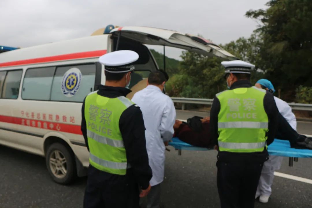 用 速度 专业 守护生命 泉南高速公路发生事故 警医联动高效救治伤员