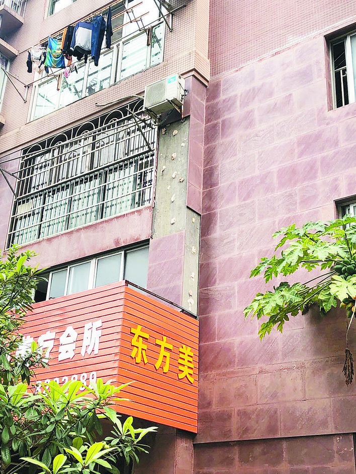其他楼栋也出现外墙瓷砖脱落的现象.jpg