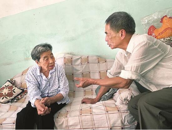 贺玉兰经常忘记吃降压药，陈金柱一再嘱咐她要按时吃药。.jpg